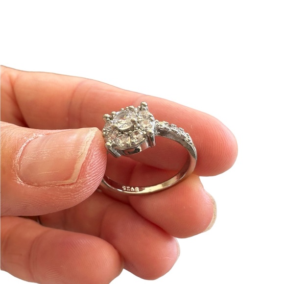 Classic Look Zircon Solitaire Silver Ring - Picture 5 of 7